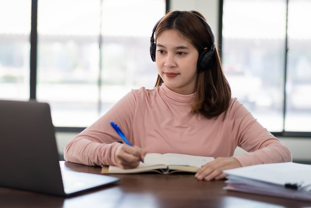 Tecnologia para Estudar em Casa: Como se aproveitar? 3 estudando
